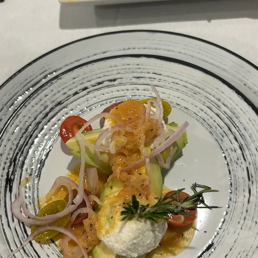 Avocado starter with goat cheese